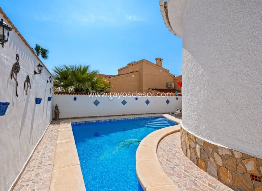 Chalet de 3 habitaciones en Rojales en venta con piscina - 495.000 € (Ref: 9723902)