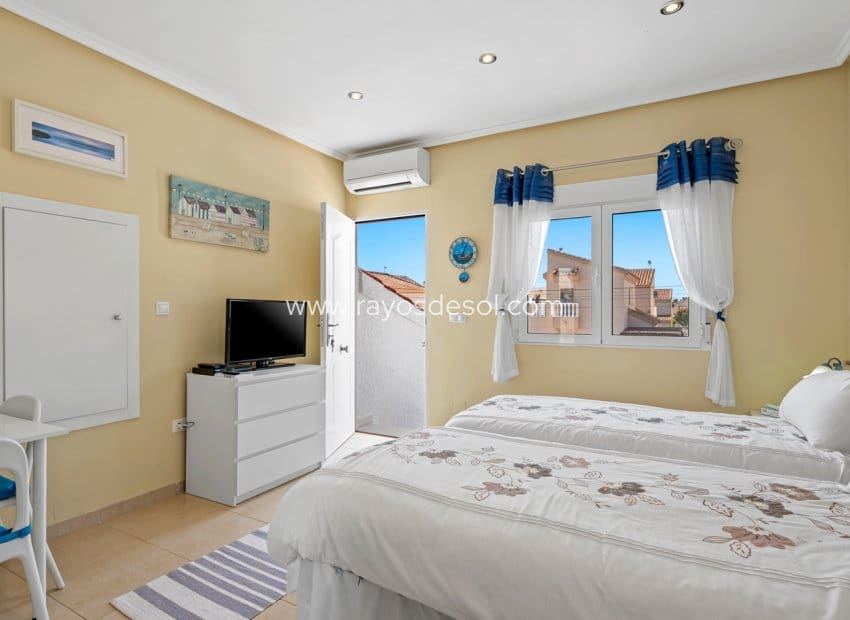 Chalet de 3 habitaciones en Rojales en venta con piscina - 495.000 € (Ref: 9723902)