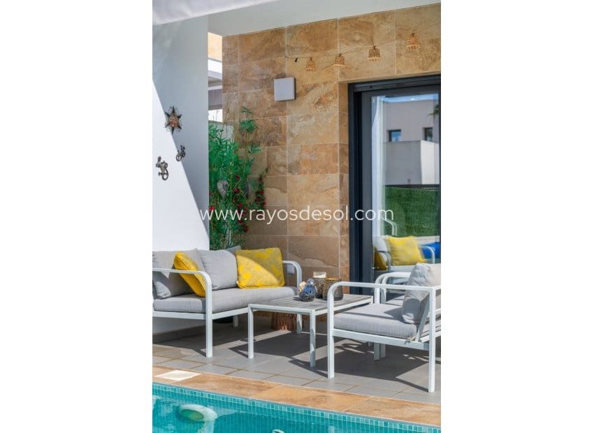 3 bedroom Villa for sale in Benijofar with pool - € 410,000 (Ref: 9747092)