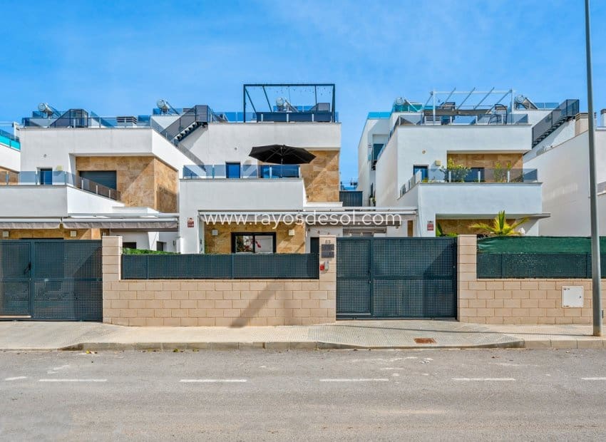 3 bedroom Villa for sale in Benijofar with pool - € 410,000 (Ref: 9747092)