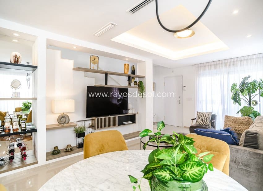 2 bedroom Villa for sale in Ciudad Quesada with pool - € 390,000 (Ref: 9755869)