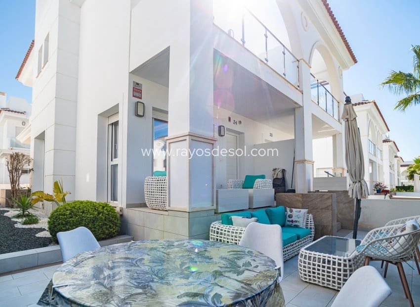2 bedroom Villa for sale in Ciudad Quesada with pool - € 390,000 (Ref: 9755869)