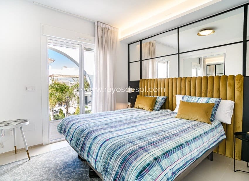 2 bedroom Villa for sale in Ciudad Quesada with pool - € 390,000 (Ref: 9755869)