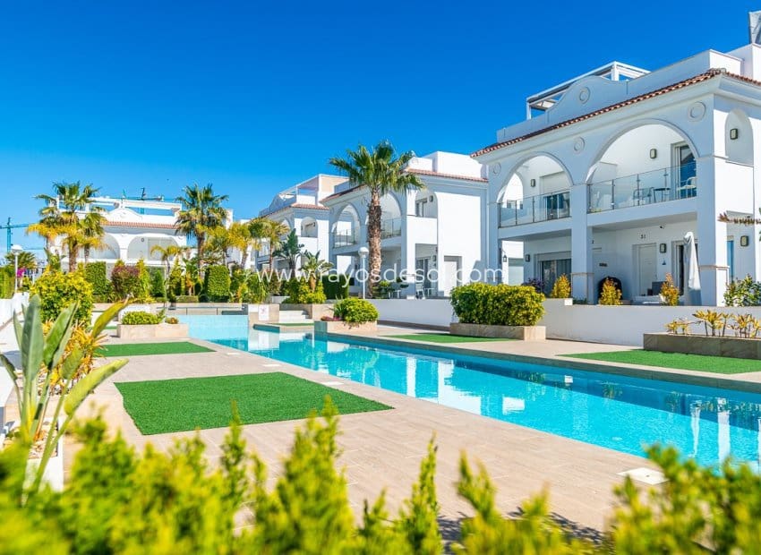 2 bedroom Villa for sale in Ciudad Quesada with pool - € 390,000 (Ref: 9755869)