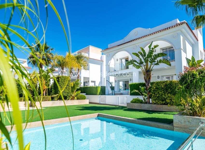2 bedroom Villa for sale in Ciudad Quesada with pool - € 390,000 (Ref: 9755869)