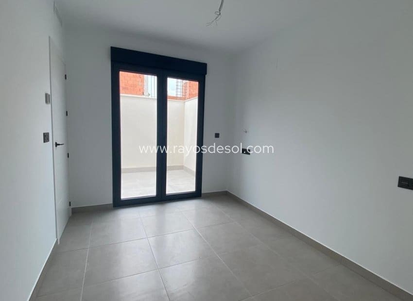 3 soveværelse Villa til salg i Los Alcazares med swimmingpool - € 419.900 (Ref: 9781430)