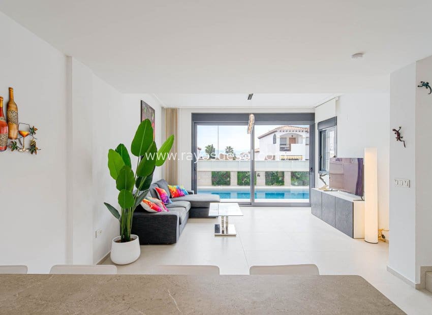 Chalet de 4 habitaciones en Punta Prima en venta con piscina - 650.000 € (Ref: 9835076)