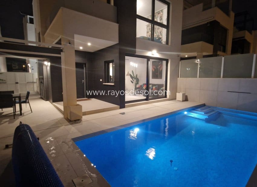 Chalet de 4 habitaciones en Punta Prima en venta con piscina - 650.000 € (Ref: 9835076)