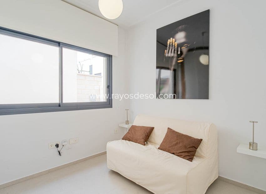 Chalet de 4 habitaciones en Punta Prima en venta con piscina - 650.000 € (Ref: 9835076)