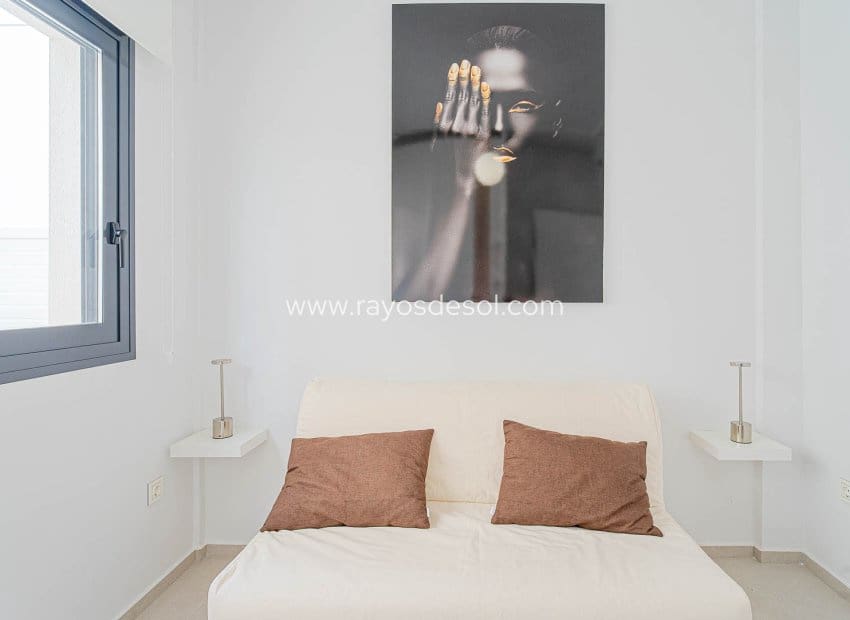 Chalet de 4 habitaciones en Punta Prima en venta con piscina - 650.000 € (Ref: 9835076)