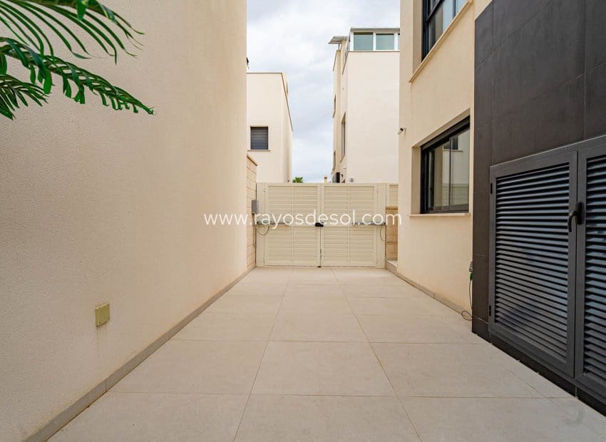 Chalet de 4 habitaciones en Punta Prima en venta con piscina - 650.000 € (Ref: 9835076)