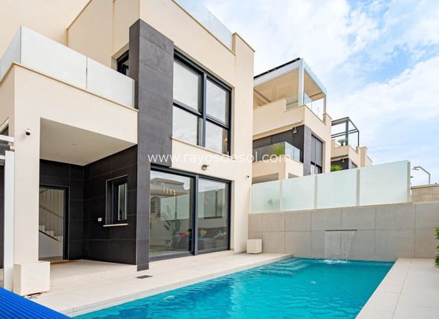 4 soveværelse Villa til salg i Punta Prima, Torrevieja med swimmingpool - € 650.000 (Ref: 9835076)