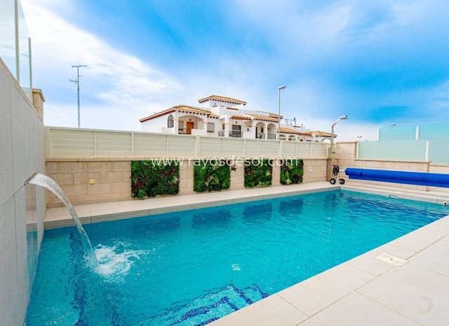 4 soveværelse Villa til salg i Punta Prima, Torrevieja med swimmingpool - € 650.000 (Ref: 9835076)