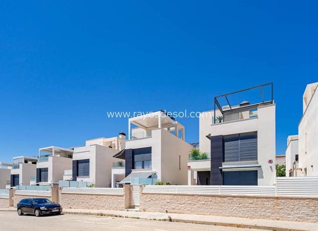 4 makuuhuone Huvila myytävänä paikassa Punta Prima, Torrevieja mukana uima-altaan - 650 000 € (Ref: 9835076)
