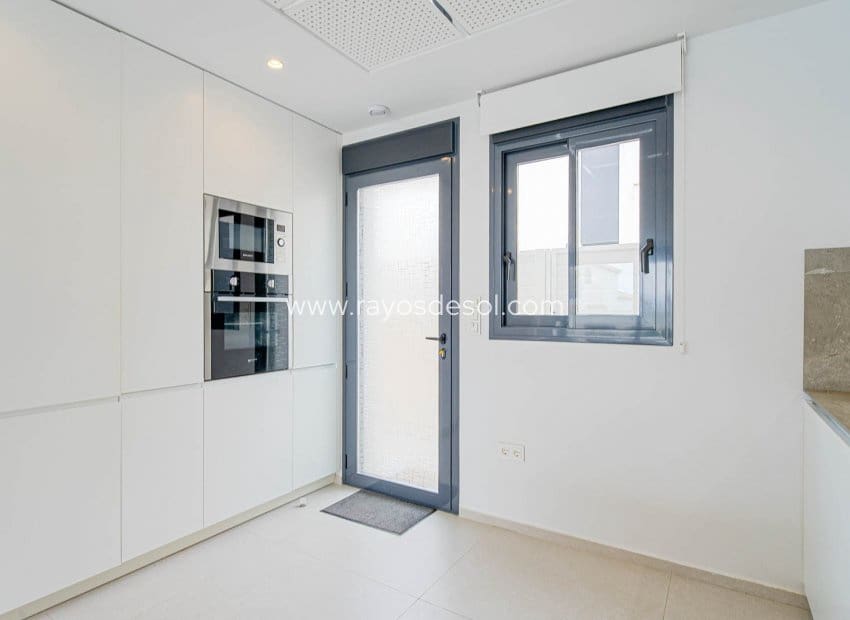 4 sypialnia Willa na sprzedaż w Punta Prima z basenem - 650 000 € (Ref: 9835076)