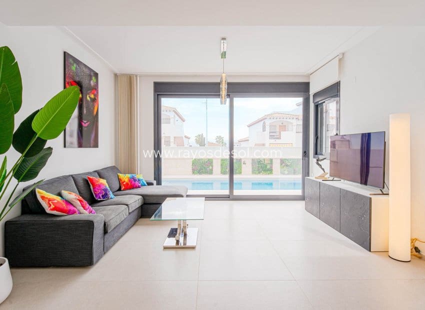 4 sypialnia Willa na sprzedaż w Punta Prima z basenem - 650 000 € (Ref: 9835076)