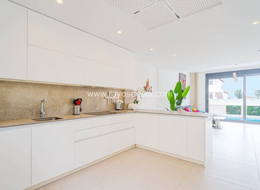 4 sypialnia Willa na sprzedaż w Punta Prima z basenem - 650 000 € (Ref: 9835076)