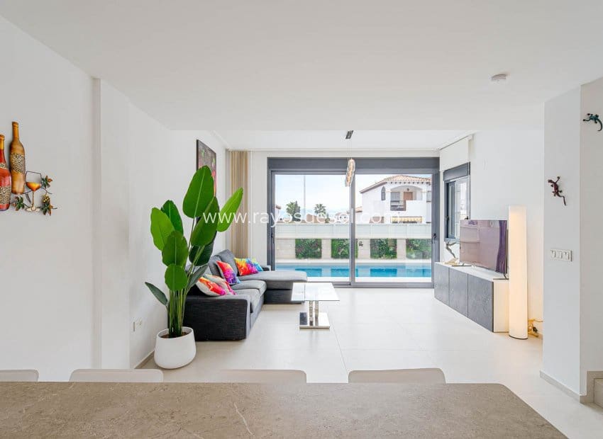 4 sypialnia Willa na sprzedaż w Punta Prima z basenem - 650 000 € (Ref: 9835076)
