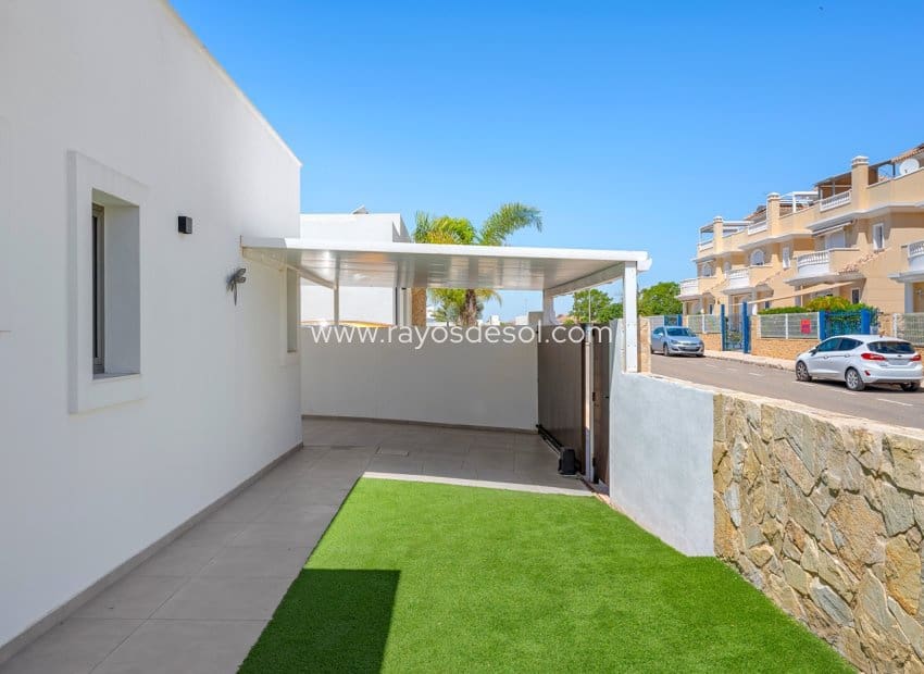 3 soveværelse Villa til salg i La Marina med swimmingpool - € 595.000 (Ref: 9852180)