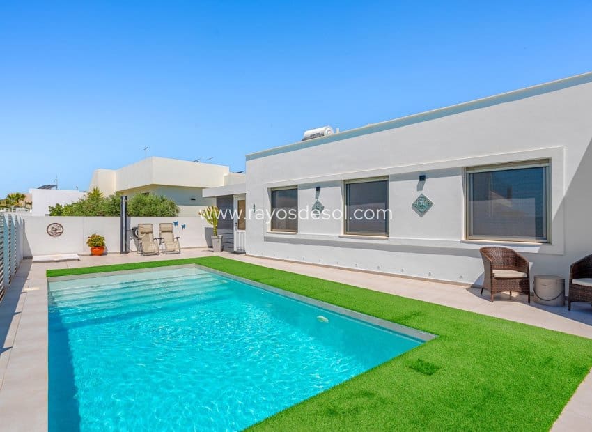 3 soveværelse Villa til salg i La Marina med swimmingpool - € 595.000 (Ref: 9852180)