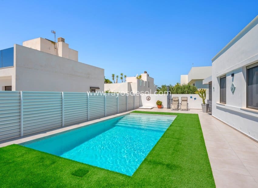 3 soveværelse Villa til salg i La Marina med swimmingpool - € 595.000 (Ref: 9852180)