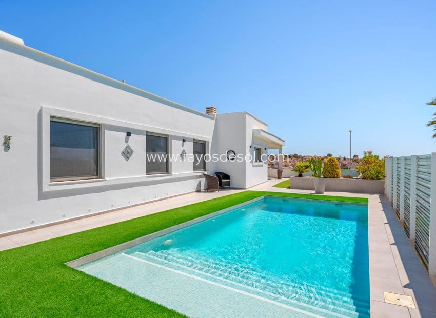 3 soveværelse Villa til salg i La Marina med swimmingpool - € 595.000 (Ref: 9852180)