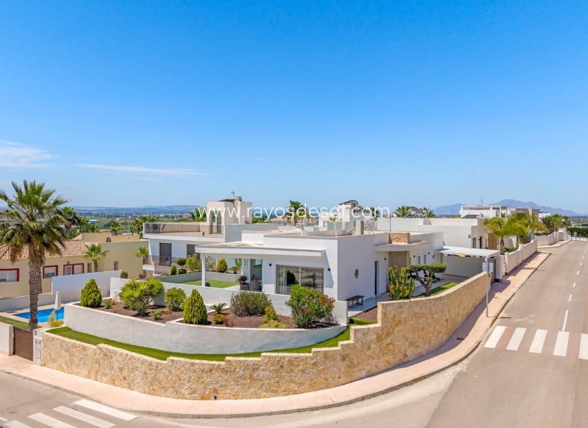 3 soveværelse Villa til salg i La Marina med swimmingpool - € 595.000 (Ref: 9852180)