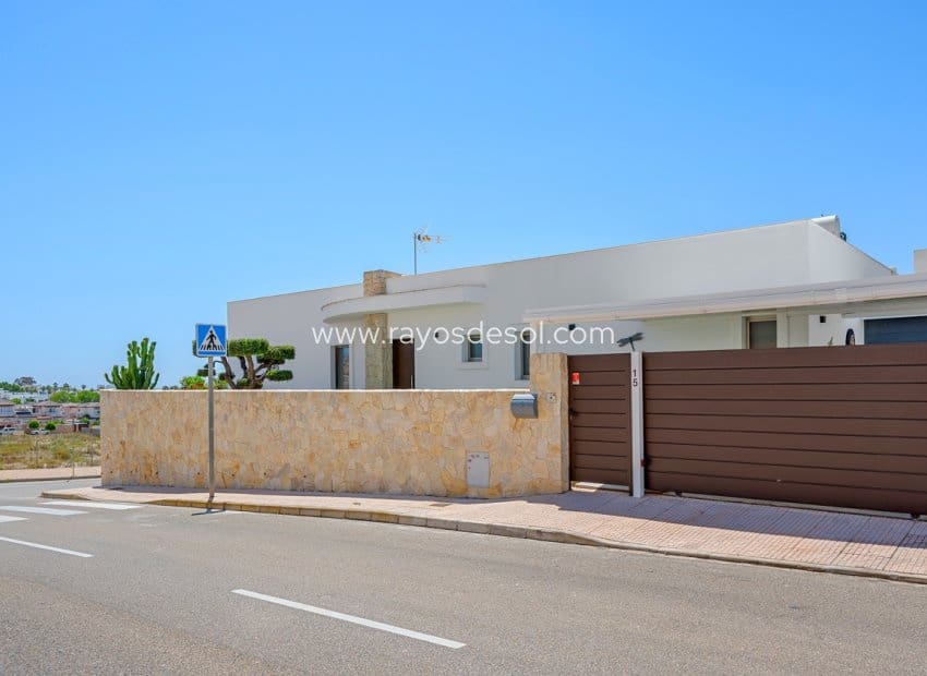 3 soveværelse Villa til salg i La Marina med swimmingpool - € 595.000 (Ref: 9852180)