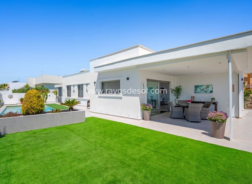 3 soveværelse Villa til salg i La Marina med swimmingpool - € 595.000 (Ref: 9852180)