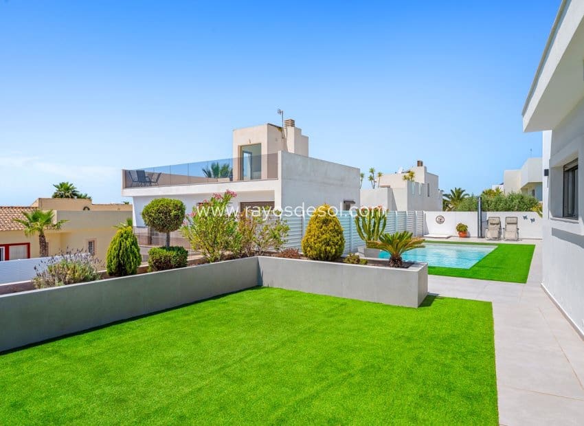 3 soveværelse Villa til salg i La Marina med swimmingpool - € 595.000 (Ref: 9852180)