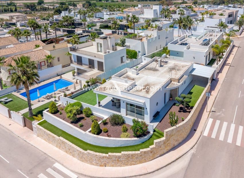 3 soveværelse Villa til salg i La Marina med swimmingpool - € 595.000 (Ref: 9852180)