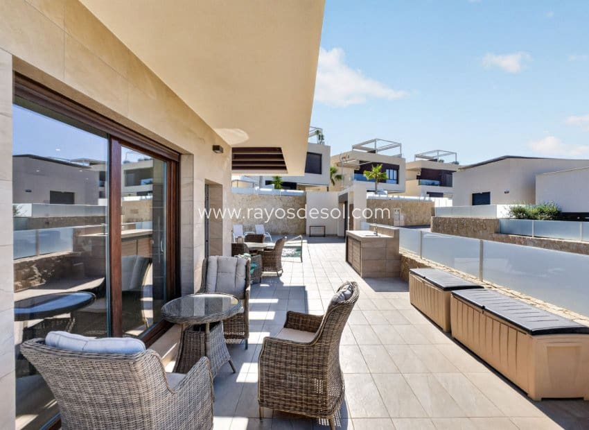 3 Zimmer Villa zu verkaufen in Alicante / Alacant Stadt mit Pool - 469.000 € (Ref: 9865472)