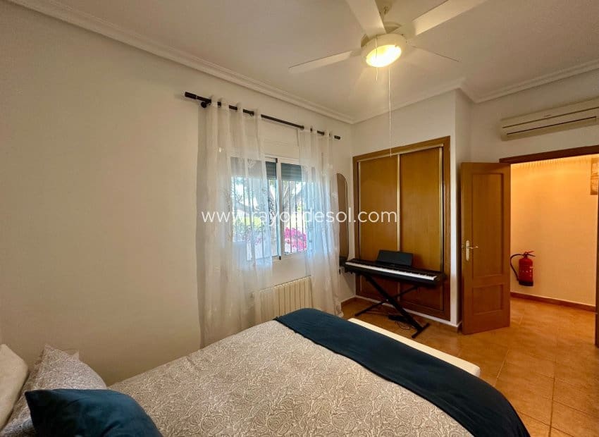 3 makuuhuone Maalaistalo myytävänä paikassa Catral mukana uima-altaan - 435 000 € (Ref: 9869685)