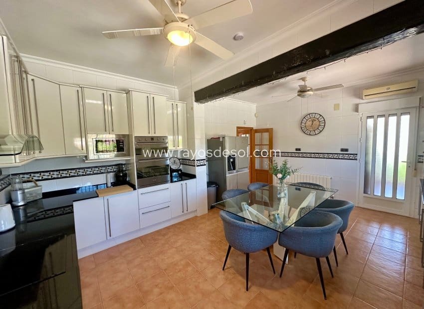3 makuuhuone Maalaistalo myytävänä paikassa Catral mukana uima-altaan - 435 000 € (Ref: 9869685)