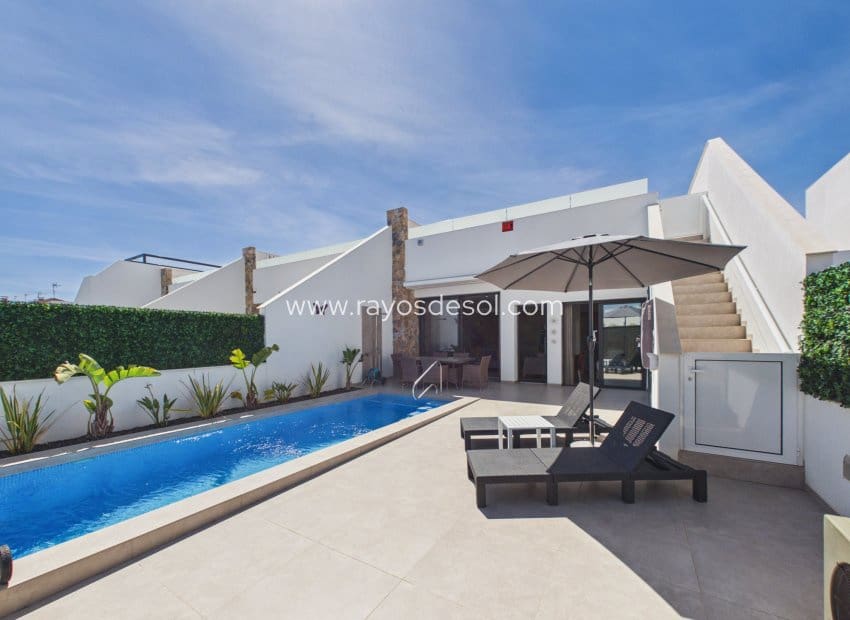 Chalet de 3 habitaciones en Santiago de la Ribera en venta con piscina - 550.000 € (Ref: 9873774)