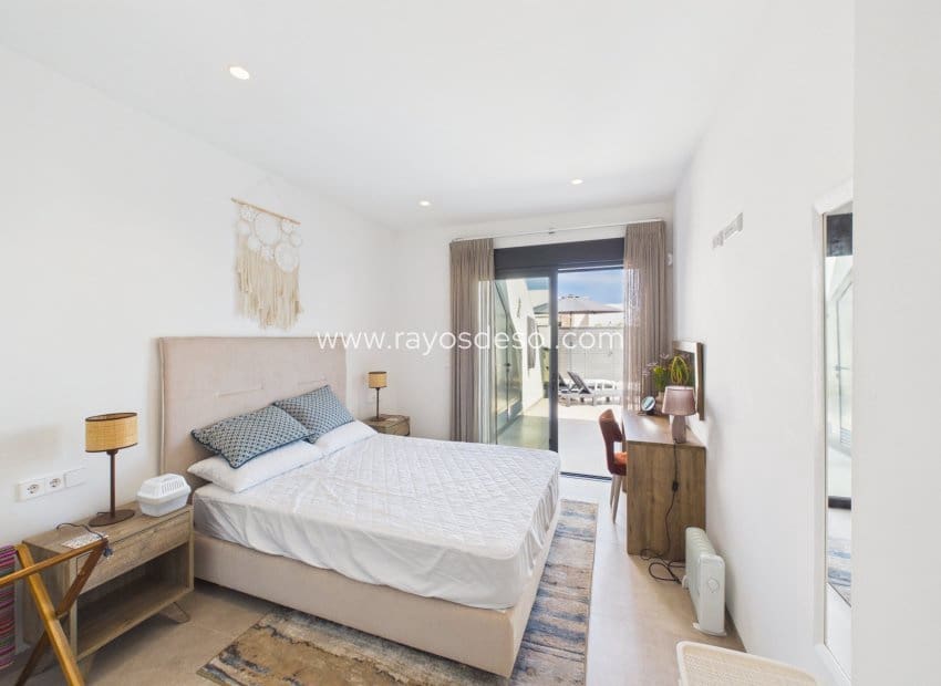 Chalet de 3 habitaciones en Santiago de la Ribera en venta con piscina - 550.000 € (Ref: 9873774)