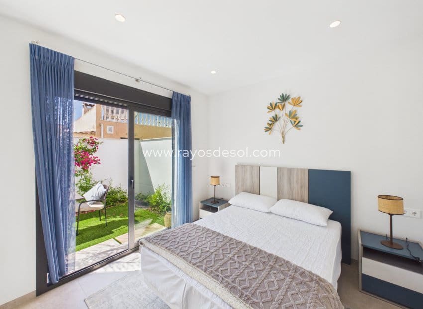 Chalet de 3 habitaciones en Santiago de la Ribera en venta con piscina - 550.000 € (Ref: 9873774)