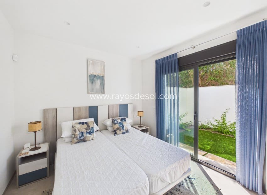 Chalet de 3 habitaciones en Santiago de la Ribera en venta con piscina - 550.000 € (Ref: 9873774)