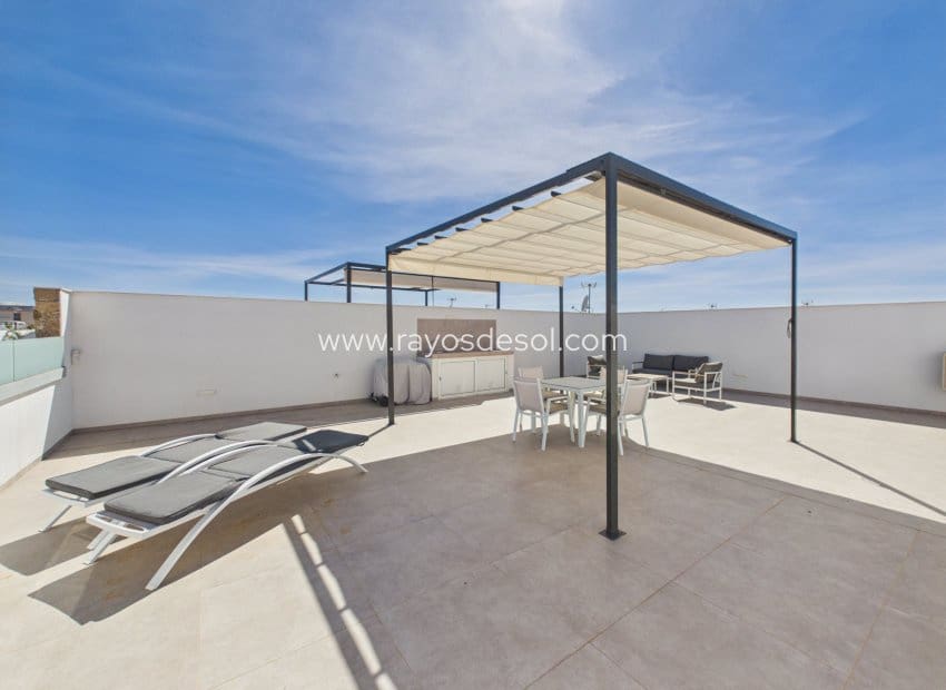 Chalet de 3 habitaciones en Santiago de la Ribera en venta con piscina - 550.000 € (Ref: 9873774)