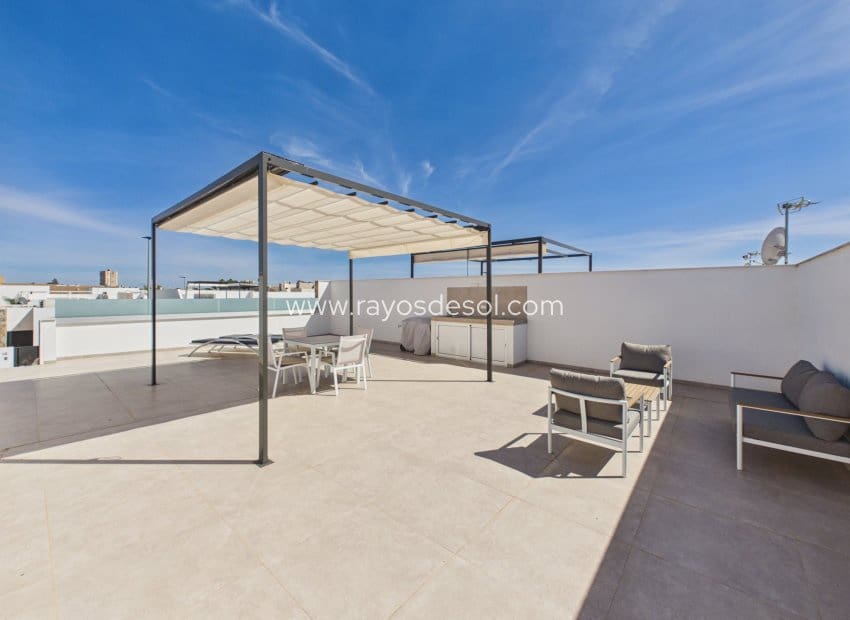 Chalet de 3 habitaciones en Santiago de la Ribera en venta con piscina - 550.000 € (Ref: 9873774)