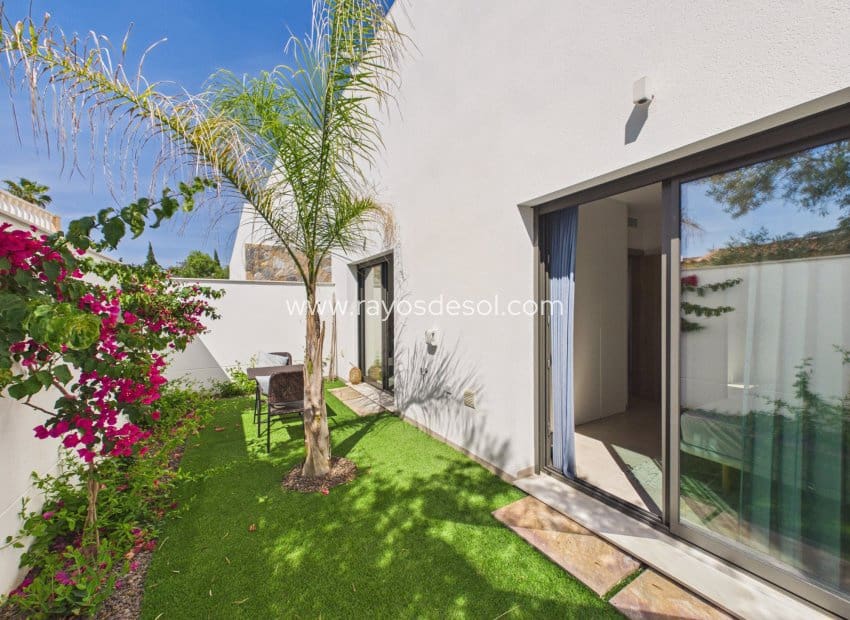 Chalet de 3 habitaciones en Santiago de la Ribera en venta con piscina - 550.000 € (Ref: 9873774)