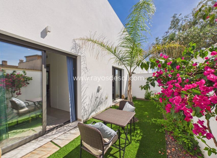 Chalet de 3 habitaciones en Santiago de la Ribera en venta con piscina - 550.000 € (Ref: 9873774)