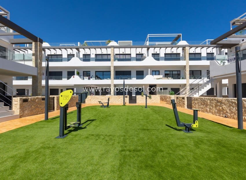 Ático de 2 habitaciones en Orihuela Costa en venta - 349.900 € (Ref: 9914689)