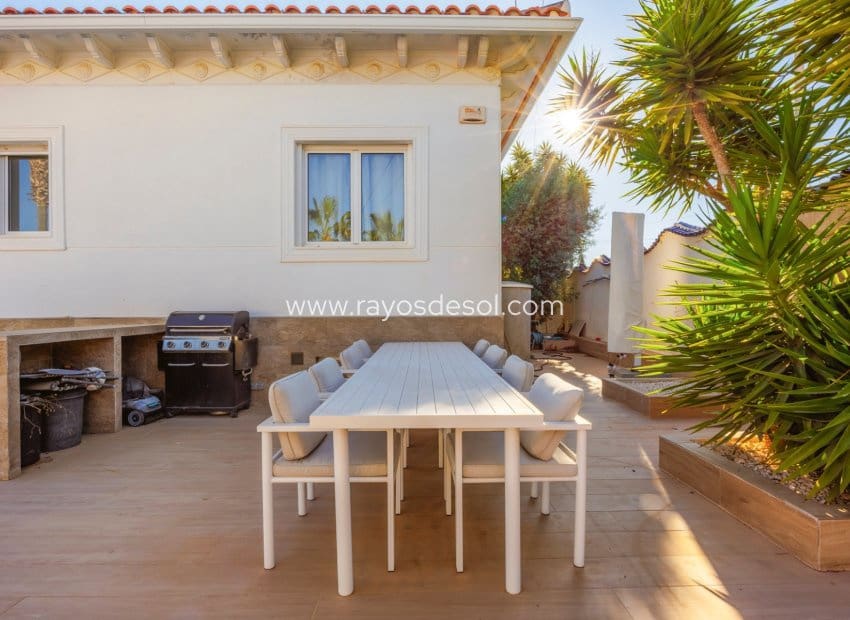 5 bedroom Villa for sale in Rojales with pool - € 590,000 (Ref: 9940739)