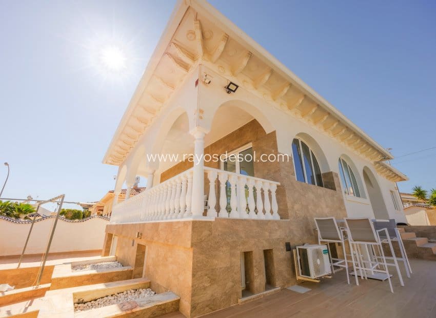 5 bedroom Villa for sale in Rojales with pool - € 590,000 (Ref: 9940739)