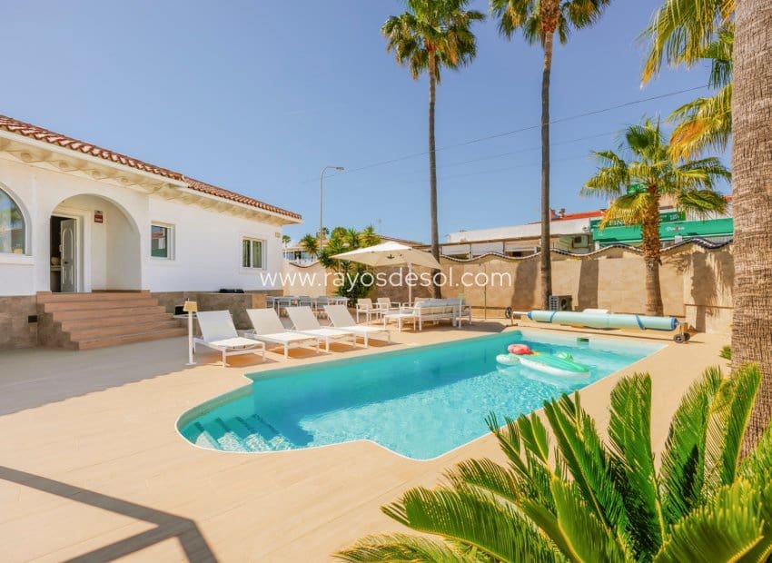 5 bedroom Villa for sale in Rojales with pool - € 590,000 (Ref: 9940739)
