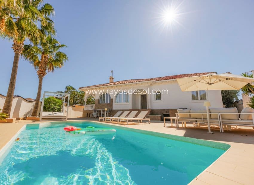 5 bedroom Villa for sale in Rojales with pool - € 590,000 (Ref: 9940739)