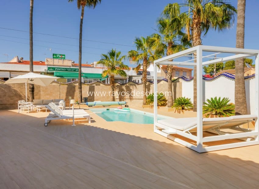 5 bedroom Villa for sale in Rojales with pool - € 590,000 (Ref: 9940739)