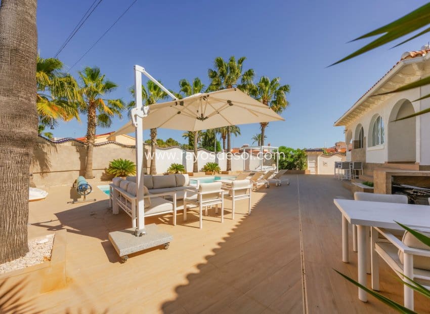 5 bedroom Villa for sale in Rojales with pool - € 590,000 (Ref: 9940739)