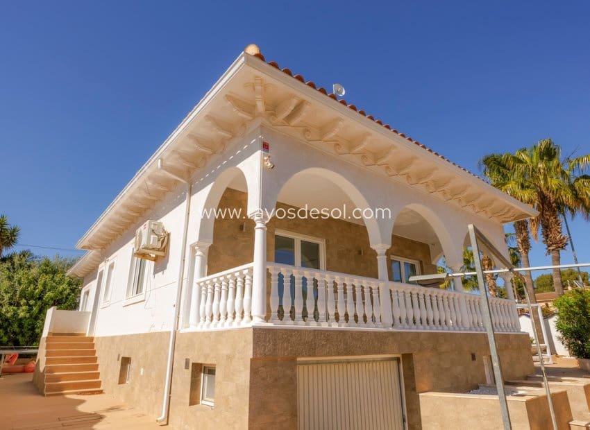 5 bedroom Villa for sale in Rojales with pool - € 590,000 (Ref: 9940739)